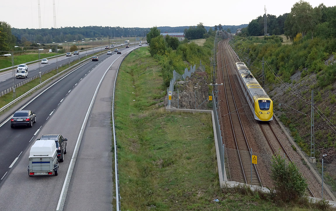 Ett X3-tåg på Arlandabanan utanför Rosersberg i september 2014. Foto Markus Tellerup.