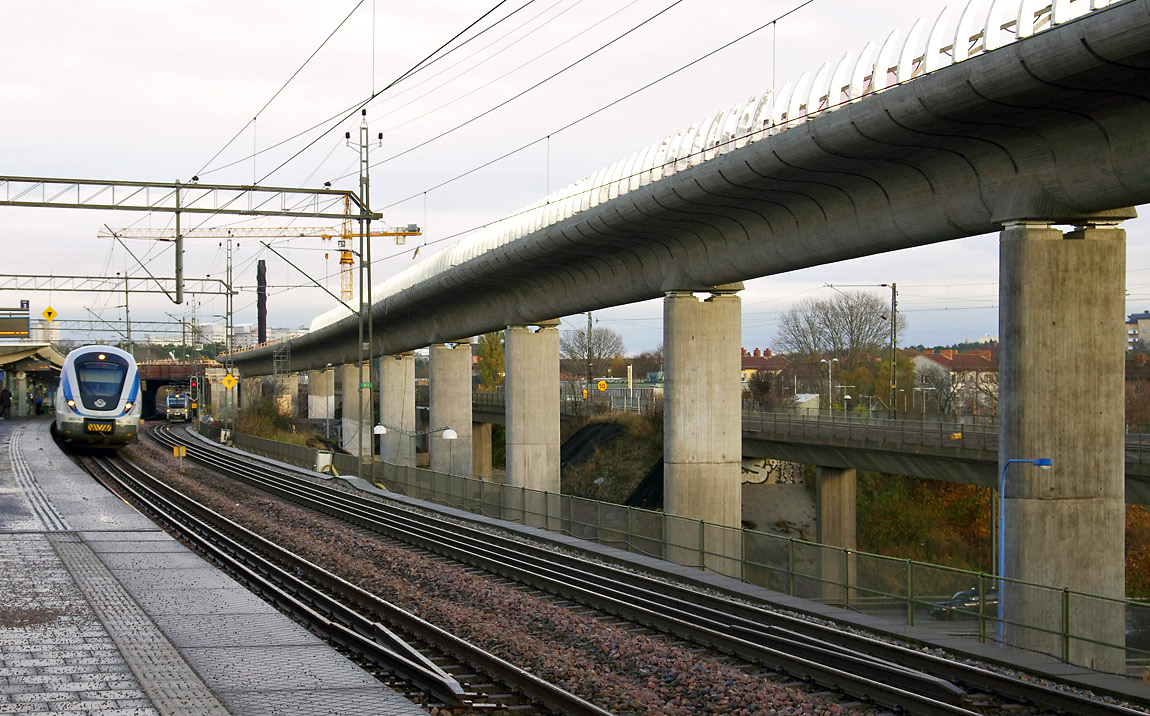 Den långa viadukten vid Årsta är det mest markanta resultatet av Citybanebygget uppe på markytan och dominerar utsikten vid Årstabergs pendeltågsstation. Foto i november 2014, Markus Tellerup.