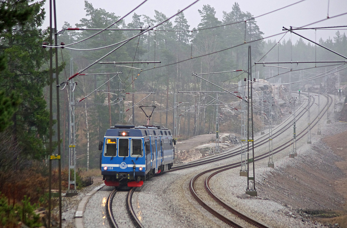 Tåg Österskär-Stockholm på det nyöppnade dubbelspåret mellan Täljö och Rydbo i november 2014. Foto Markus Tellerup.