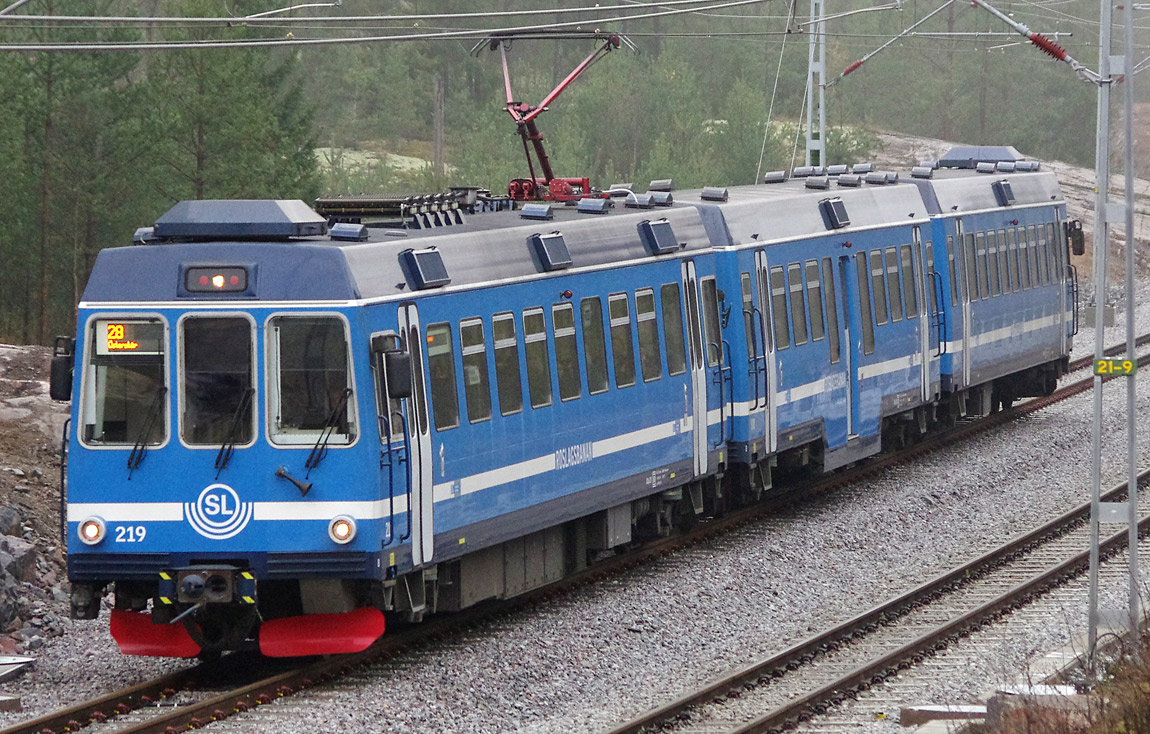 Typiskt Roslagsbanetåg bestående av motorvagn X10p, mellanvagn UBp och manövervagn UBxp. Tåget består av renoverade vagnar där mellanvagnen byggts om med lågt golv i mittdelen. Foto 2014, Markus Tellerup.