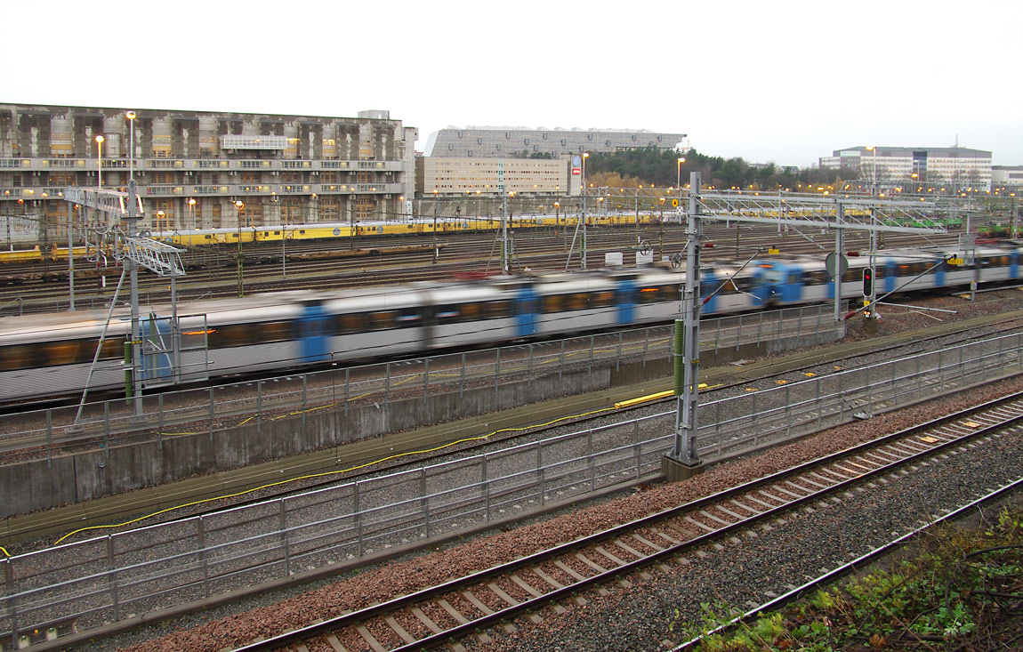 År 2014 susade pendeltågen ännu förbi betongtråget i Tomteboda som leder ner till Citybanans långa tunnel. Foto Markus Tellerup