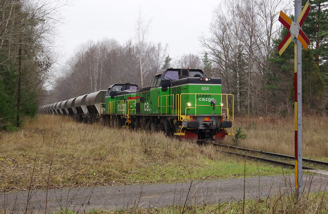 Td-loken 404 och 410 vid Österbybruk med dagens andra malmtåg mot Hargshamn den 14 november 2014. Foto Markus Tellerup.