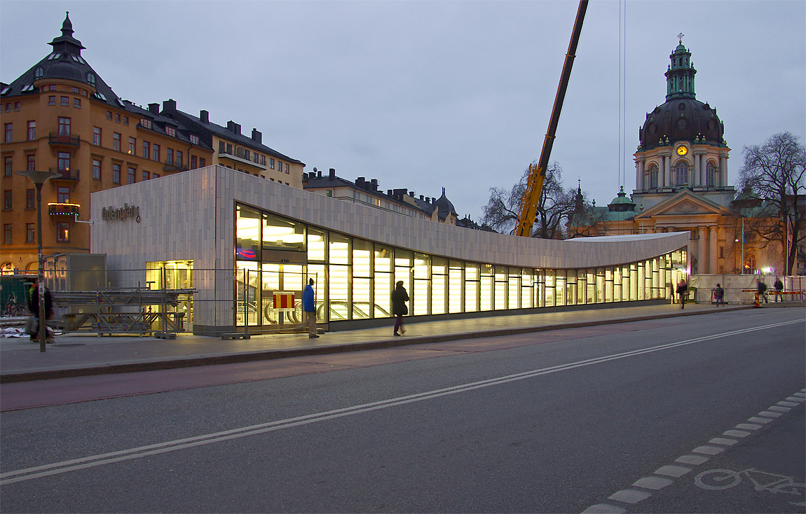 Den alldeles nya stationsbyggnaden vid Odenplan som numera är gemensam för tunnelbanan och Citybanan. I bakgrunden Gustaf Vasa kyrka. Foto 2014, Markus Tellerup.