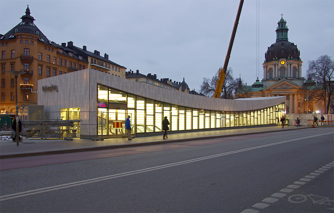 Den då alldeles nya stationsbyggnaden vid Odenplan som numera är gemensam för tunnelbanan och Citybanan. I bakgrunden Gustaf Vasa kyrka. Foto 2014, Markus Tellerup.