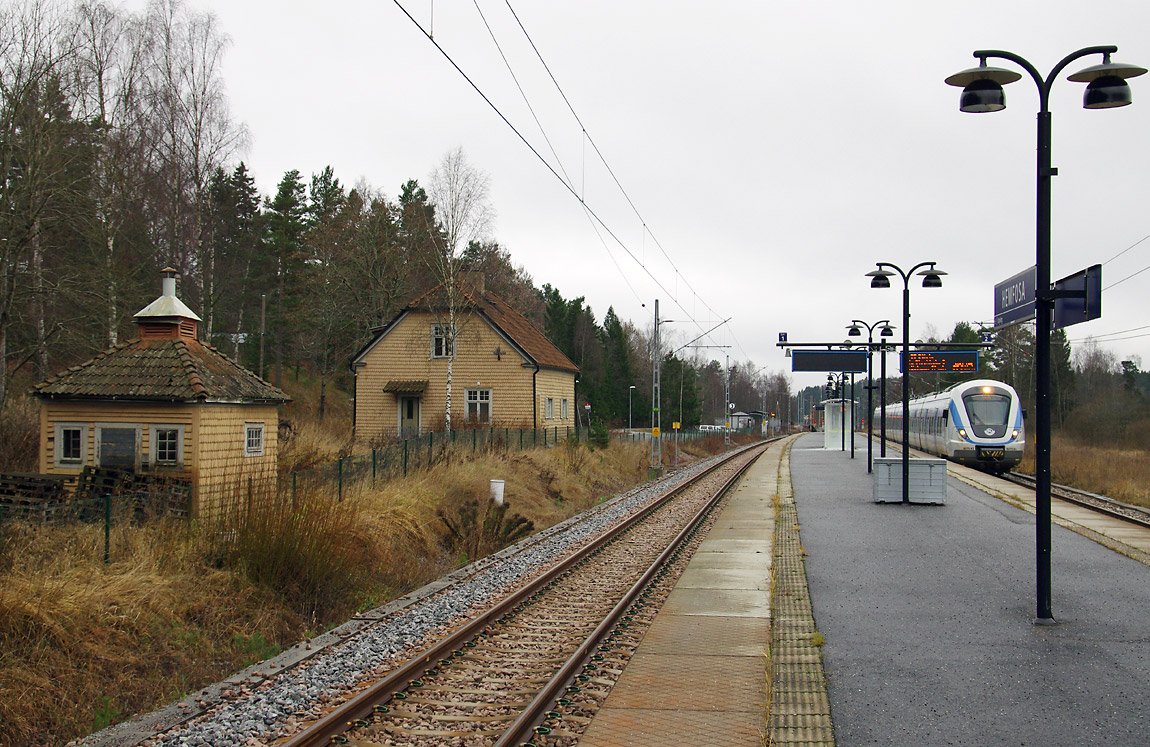 Pendeltåg Nynäshamn-Bålsta i Hemfosa 2014. Foto Markus Tellerup.