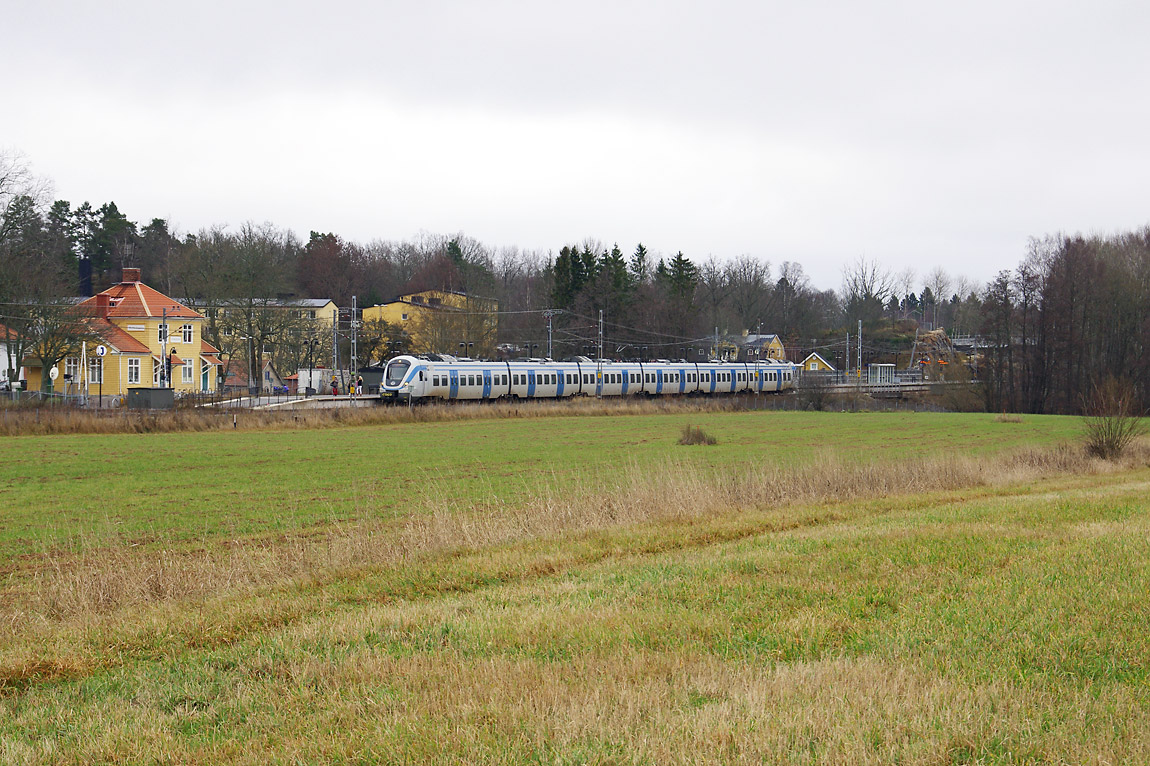 Ett pendeltåg gör uppehåll i Tungelsta i november 2014. Foto Markus Tellerup.