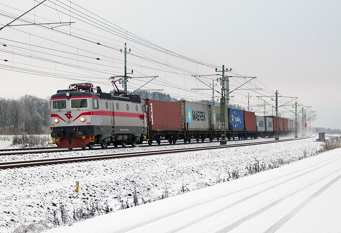 Tågab Rc2 008 med containertåget Vänerexpressen passerar Alvhem den 27 december 2014. Tåget går från Skandiahamnen i Göteborg till Kristinehamn via Åmål och Karlstad. Foto Markus Tellerup.