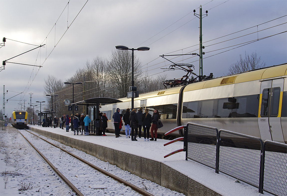 I Ytterby sker många tågmöten mellan Bohusbanans tåg, denna gång Reginamotorvagnarna X52 9089 på väg mot Uddevalla (till vänster) och X50 3290 på väg mot Göteborg. Foto i december 2014, Markus Tellerup.