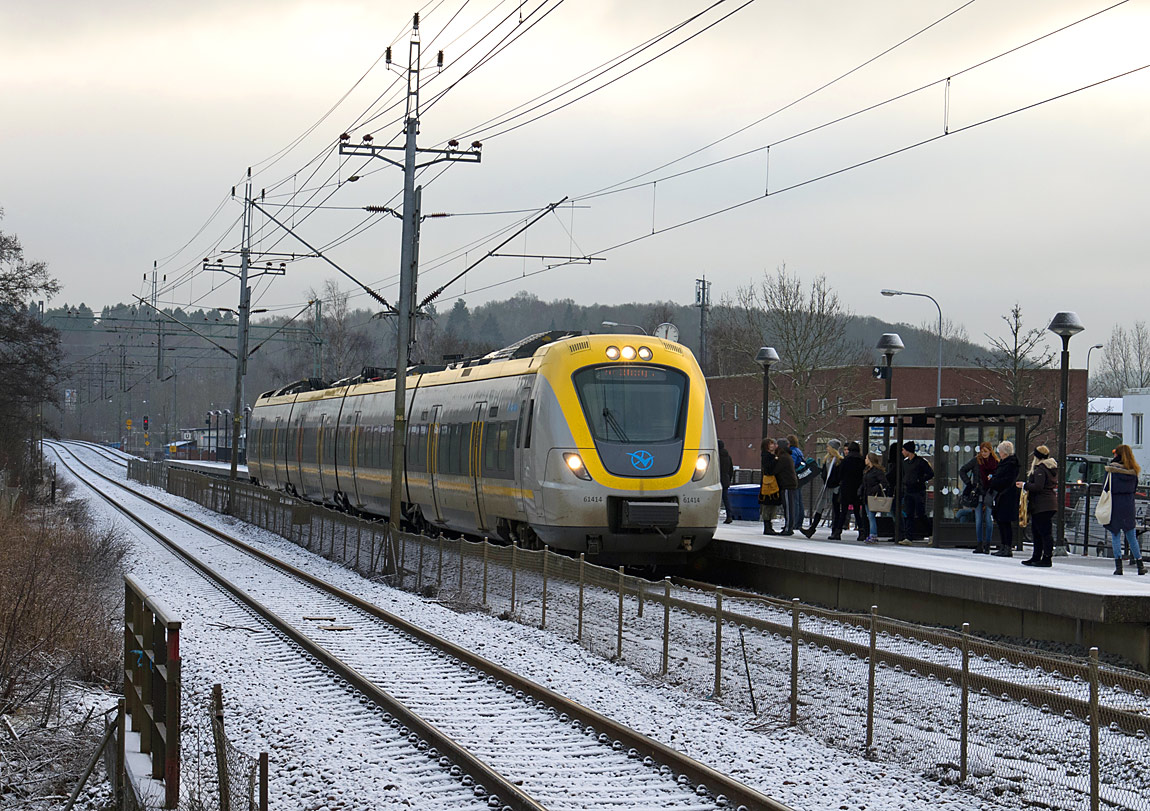 Ett pendeltåg Kungsbacka-Göteborg bestående av en X61-motorvagn stannar till i Kållered den 27 december 2014. Foto Markus Tellerup.