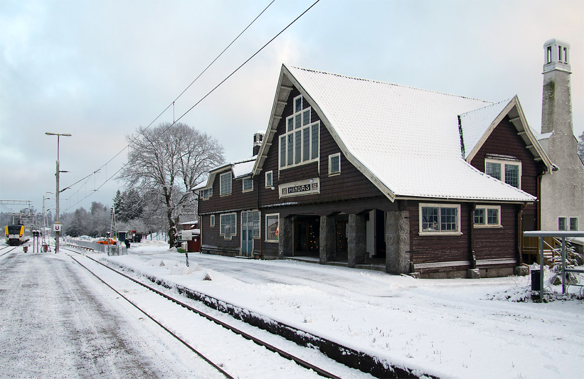 Motorvagnen X52 9038 fortsätter mot Borås efter uppehållet i Hindås den 27 december 2014. I Hindås och Hultafors byggde Göteborg-Borås Järnväg stationshus som för tankarna till alpvillor. Foto Markus Tellerup.