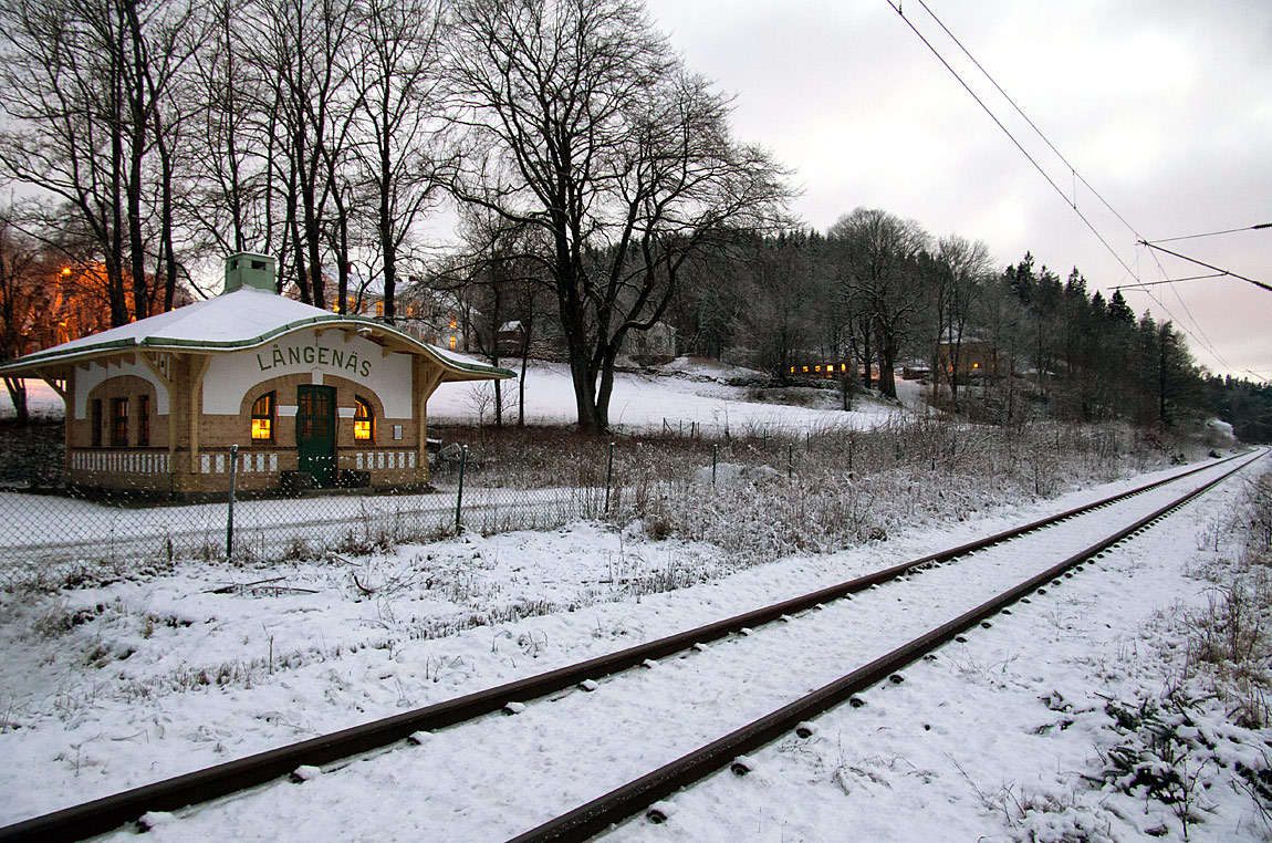 Långenäs hållplats var i bruk mellan 1906 och 1971. Den betjänade bland annat Långenäs herrgård som syns snett bakom den före detta väntsalsbyggnaden. Arkitekt för det lilla huset i jugendstil var Teodor Folcke som även ritade stationshus åt Borås-Alvesta Järnväg. Foto 2014, Markus Tellerup.