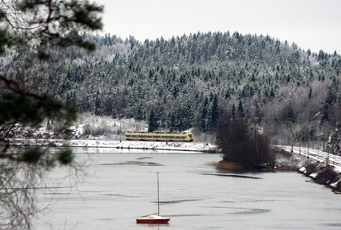 Ett pendeltåg Göteborg-Alingsås bestående av en X61-motorvagn på sträckningen längs Sävelången strax före Norsesund. Foto 2014, Markus Tellerup.