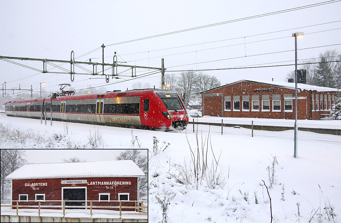 Upptåget Uppsala-Sala bestående av X52 9053 i Morgongåva 2015. Det ursprungliga stationshuset revs 1958 och ersattes med ett nytt. Ett bevarat godsmagasin får dock komplettera som äldre "stationshus" - ortnamnsskylten sattes dit när Morgongåva återfick tåguppehållen 2001. Foto Markus Tellerup.