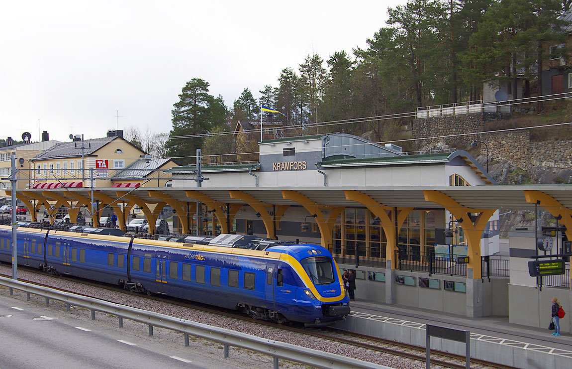 En av Norrtågs X62-motorvagnar stannar till i Kramfors på väg mot Sundsvall den 24 april 2015. Foto Markus Tellerup.