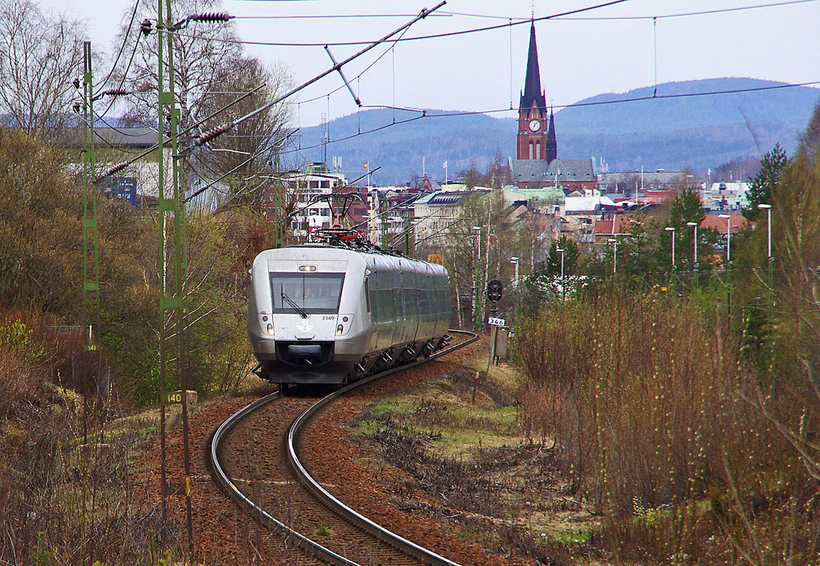 Snabbtåget Umeå-Stockholm har just lämnat Sundsvall på väg söderut den 25 april 2015. Tåget utgörs av X55 3349. Foto Markus Tellerup.