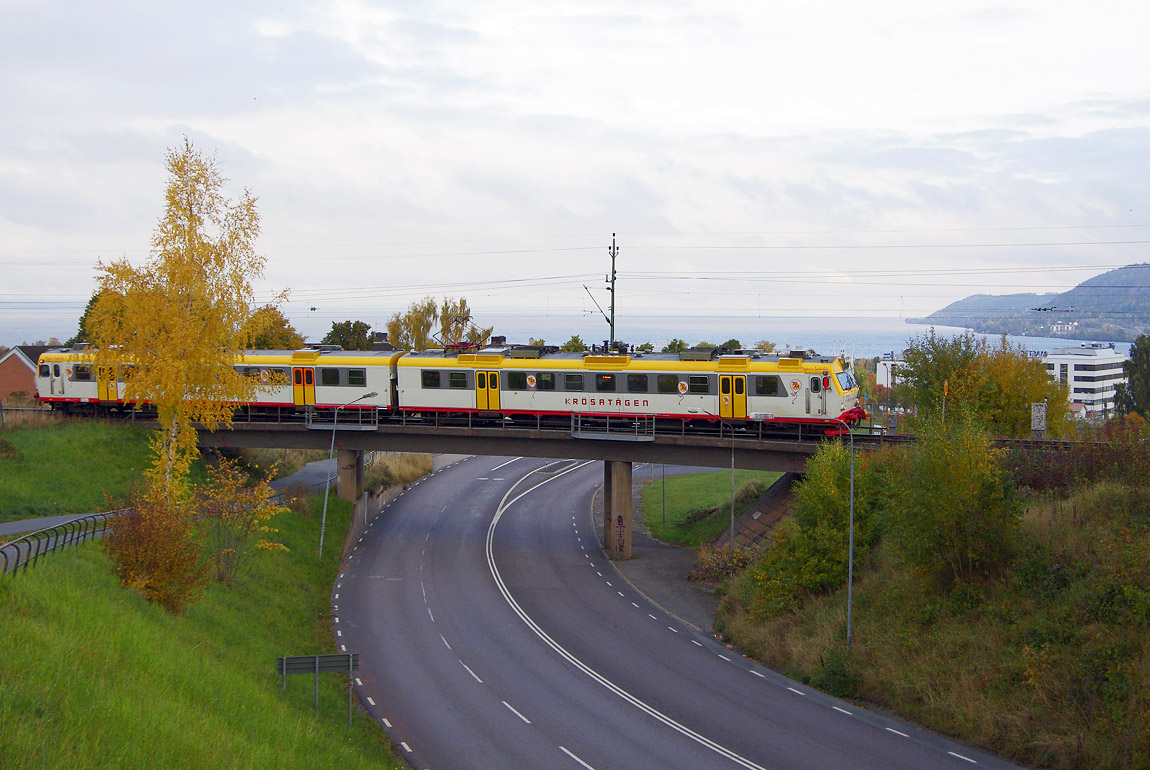 Krösatåget X11 3113 på väg från Jönköping till Tranås anländer till Huskvarna den 16 oktober 2015. Foto Markus Tellerup.