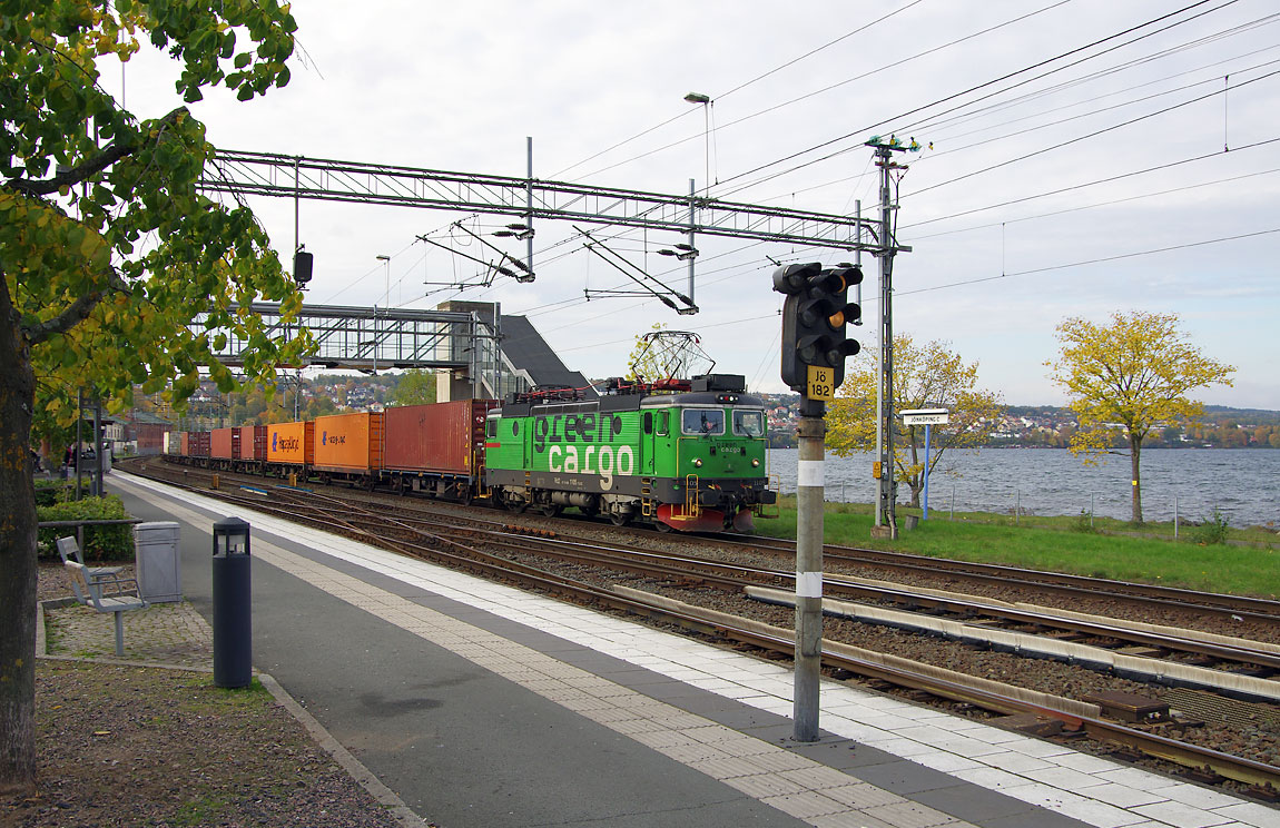 Ett godståg draget av Rd2 1105 i Jönköping 2015. Utmärkande för Jönköping C är närheten till Vättern samt att bara ett plattformsspår för de genomgående tågen finns. Tack vare växelkrysset mitt i bild kan tågen ändå mötas vid plattform. Foto Markus Tellerup.
