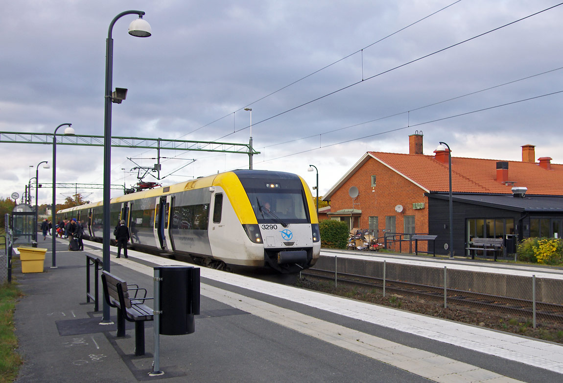 Ett tåg Skövde-Nässjö bestående av X50 3290 gör uppehåll i Habo 2015. Foto Markus Tellerup.