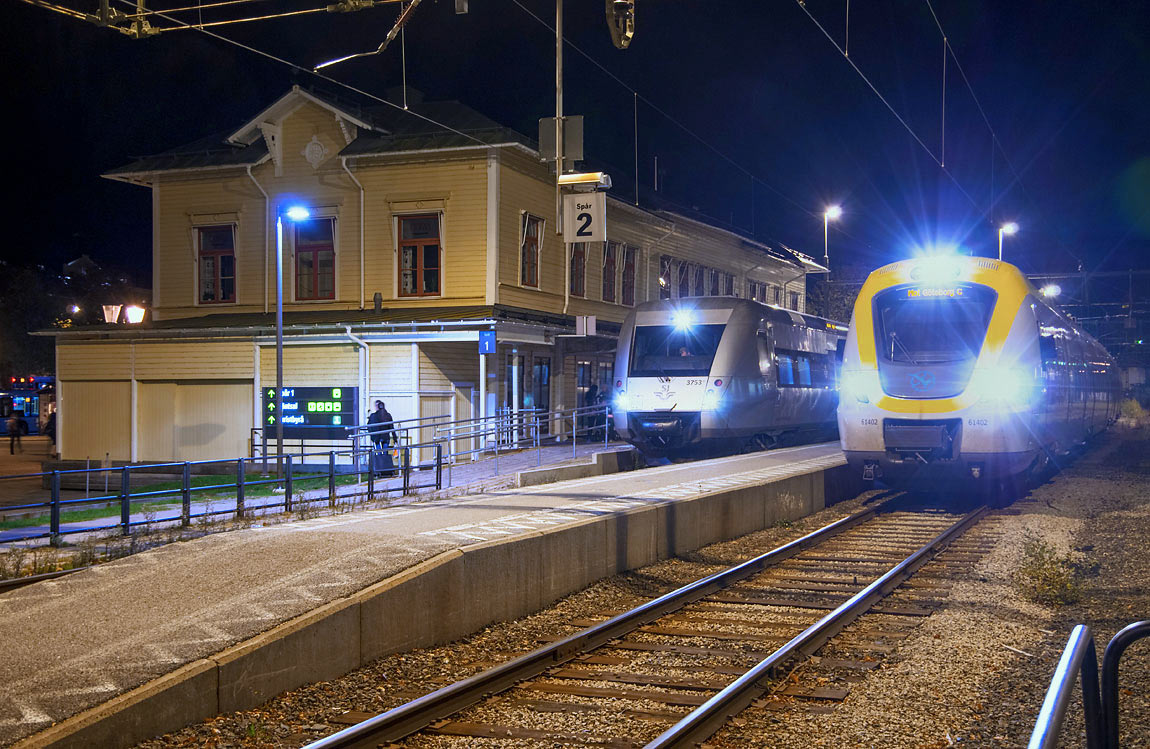 Vänersborg C en oktoberkväll 2015. X55 3353 på väg från Stockholm till Uddevalla gör uppehåll medan X61-tåget till höger ska avgå mot Göteborg en stund senare. Foto Markus Tellerup.