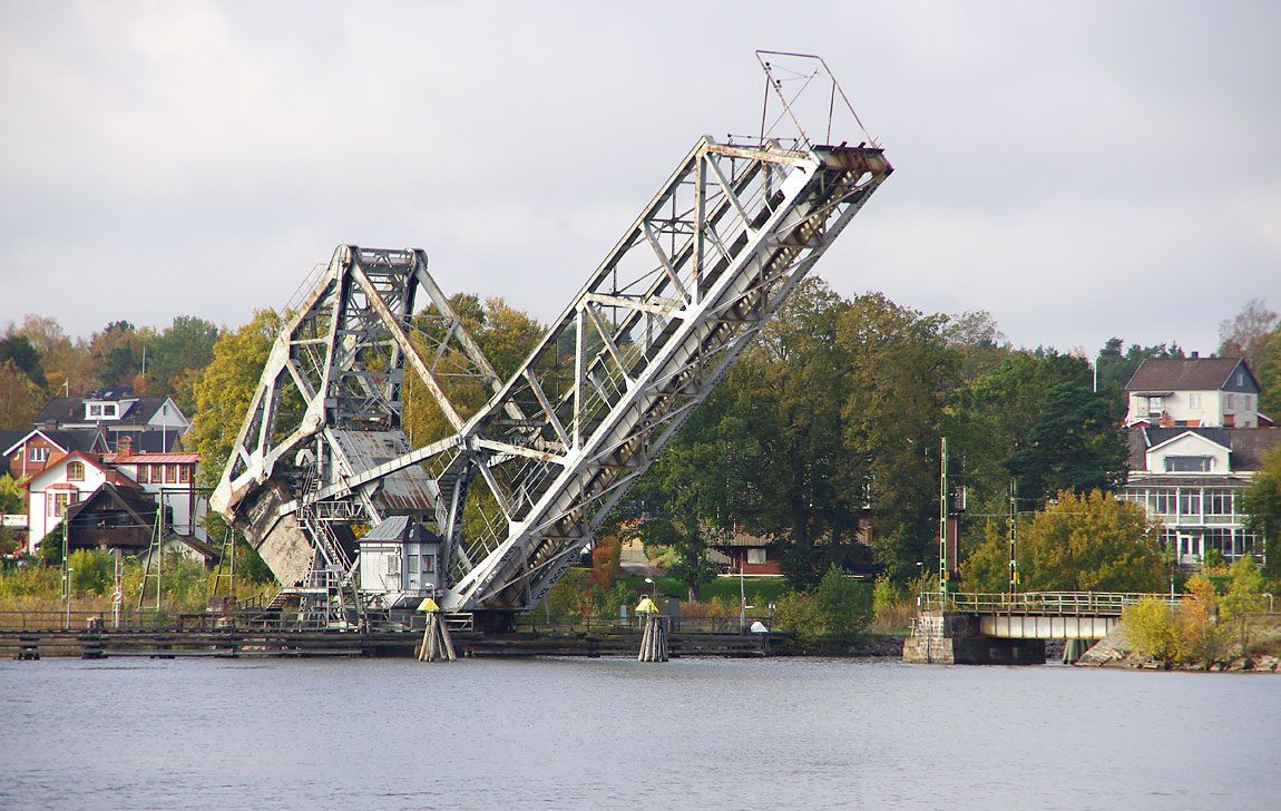 Vardaglig teknikhistorisk uppvisning i Vänersborg - bron över Trollhätte kanal under öppning. Foto 2015, Markus Tellerup.