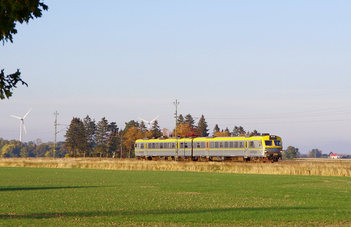 X14 3229 som tåg Uddevalla-Varberg på Västgötaslätten mellan Håkantorp och Vara den 17 oktober 2015. Foto Markus Tellerup.