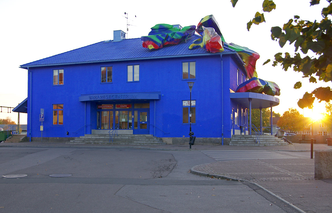 Stationshuset i Vara från gatusidan. Foto 2015, Markus Tellerup.