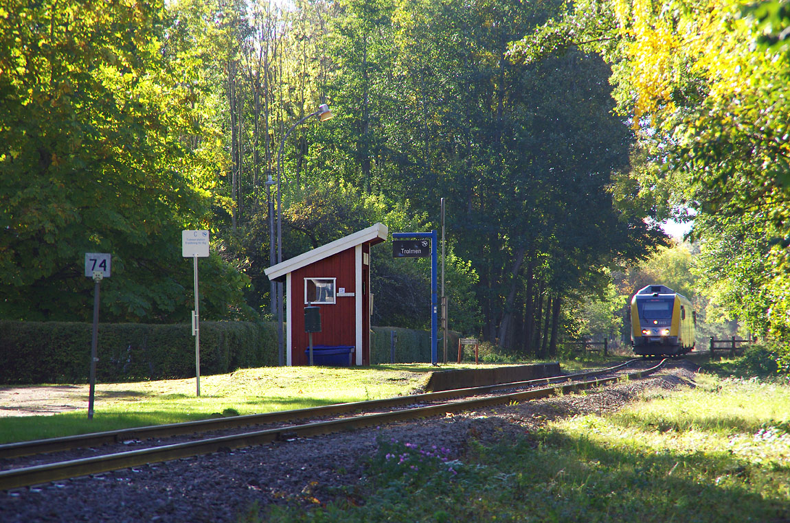 Y32 1411 på väg från Göteborg till Mariestad passerar Trolmens hållplats den 18 oktober 2015. Foto Markus Tellerup.
