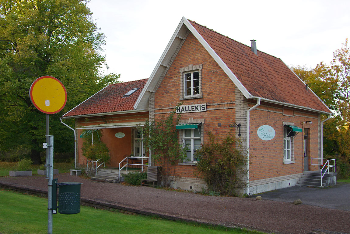 Stationshuset i Hällekis 2015. Foto Markus Tellerup.