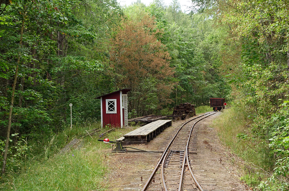 Vid Rosenhill vänder idag tågen från Lakvik och går ner till Risten. I bakgrunden ses spåret fortsätta och så småningom ska tågen istället vända vid stationen Pålstorp ca 0,4 km längre bort. Foto 2016, Markus Tellerup.