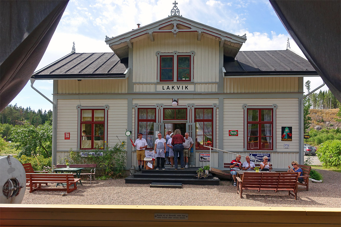 Ett tåg mot Risten vinkas av från Lakvik den 23 juli 2016. Foto Markus Tellerup.