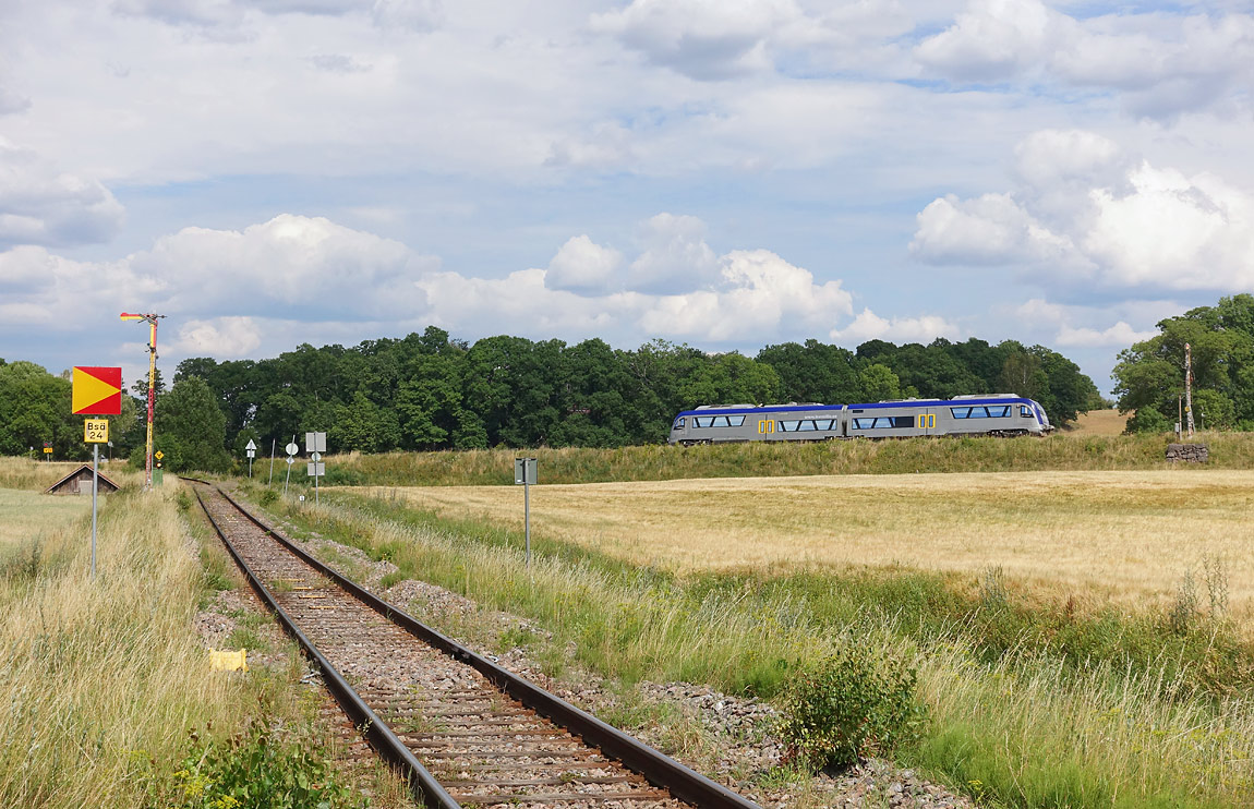 Bild: En Y31-motorvagn viker av mot Västervik i Bjärka Säby den 24 juli 2016. Foto Markus Tellerup. 