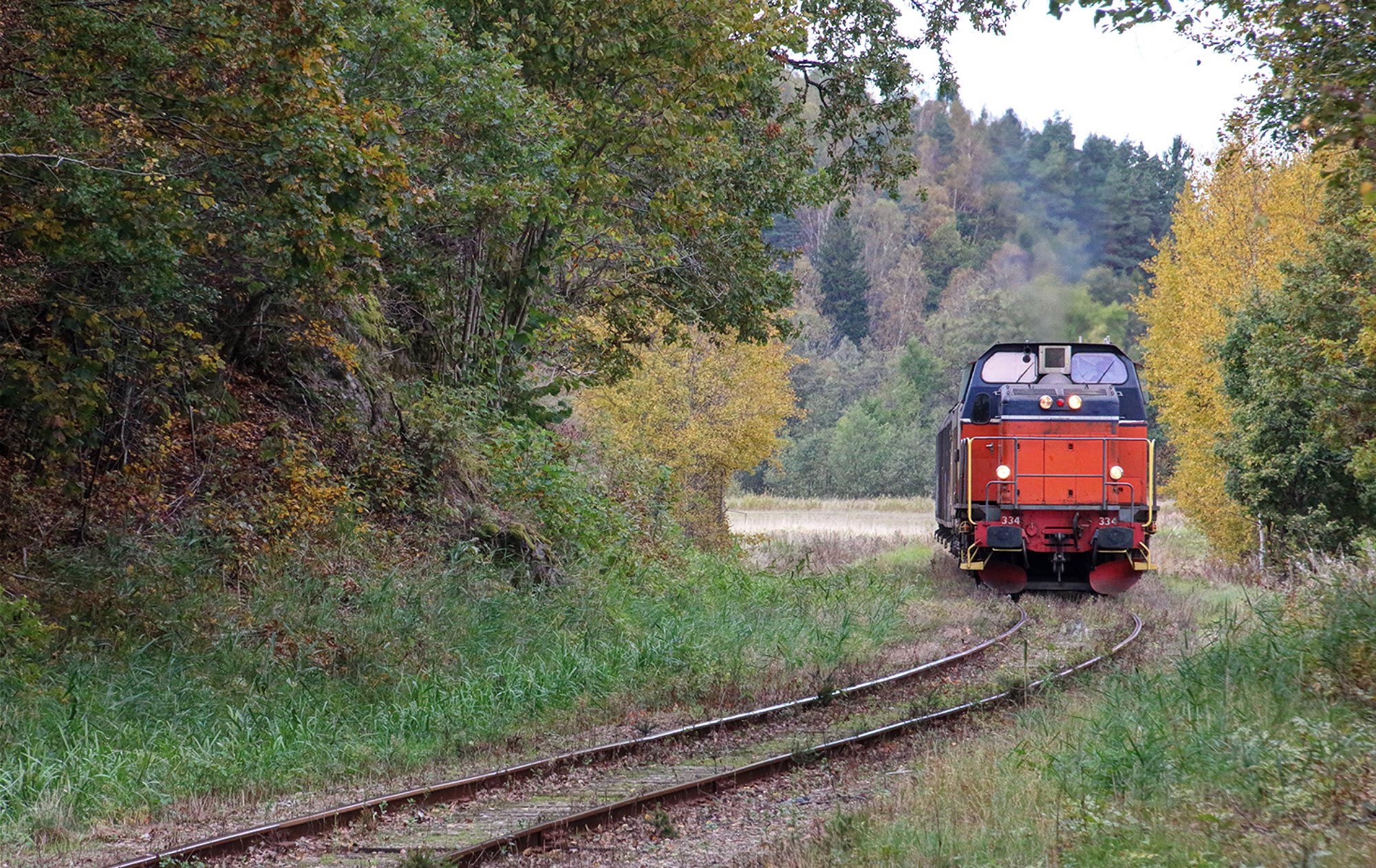 T44 334 med ett tåg från Lilla Edet vid Garn den 3 oktober 2014. Foto Johan Siirak.