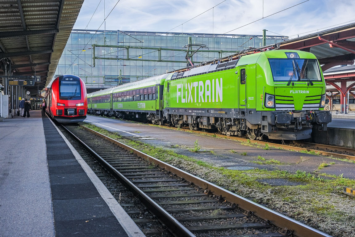 Två av de nya bolagen som kör Göteborg-Stockholm, MTRX och FlixTrain, på Göteborg C i oktober 2021