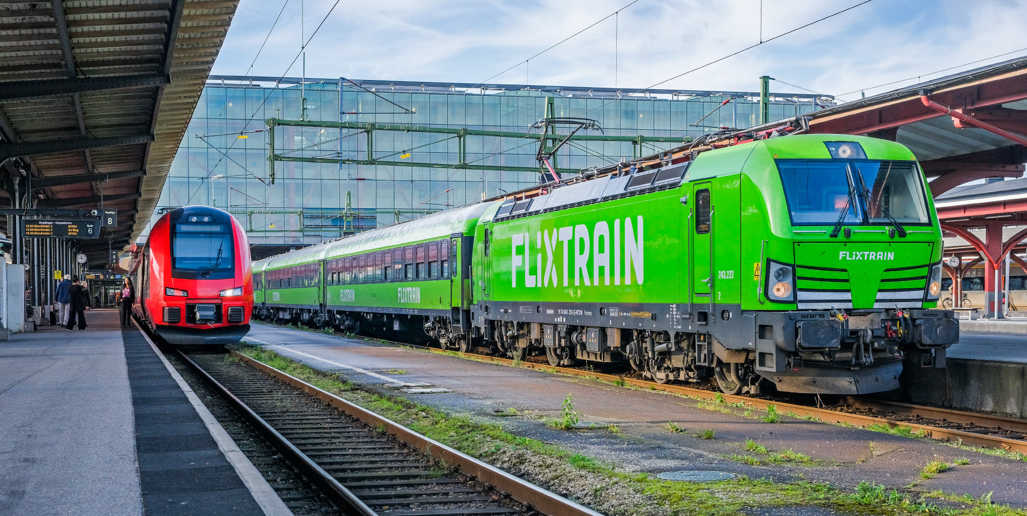 Två av de nya bolagen som kör Göteborg-Stockholm, MTRX och FlixTrain, på Göteborg C i oktober 2021
