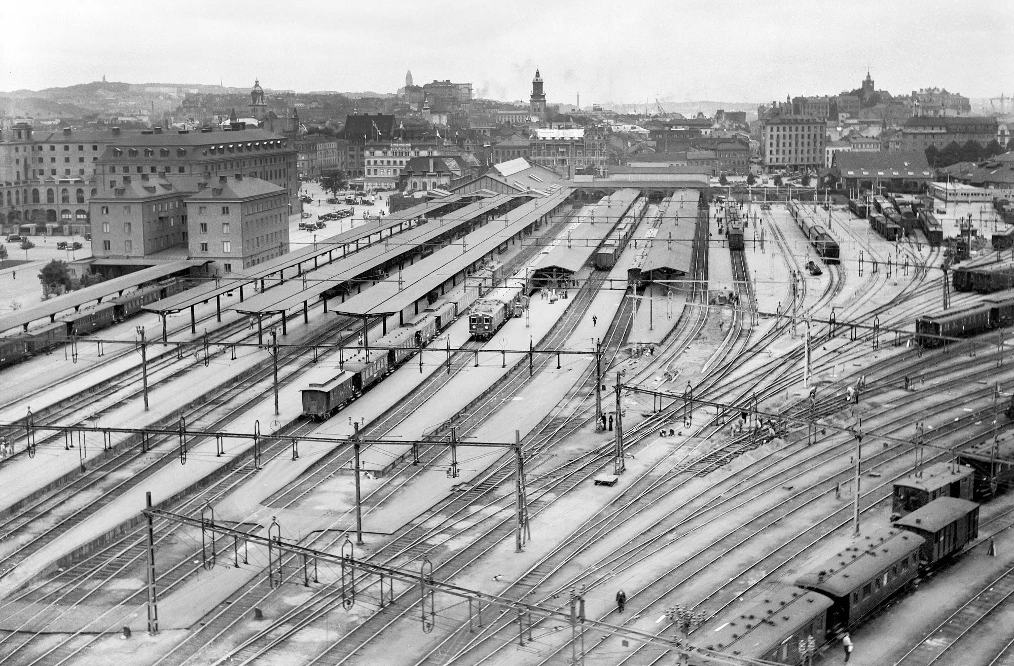 Bild: Centralstationen i Göteborg på 1930-talet, med VGJ:s station till vänster