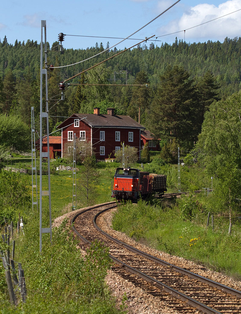 Ett V5-lok med ett kort godståg mellan Ludvika och Smedjebacken strax före Hagge den 23 maj 2011. Foto Martin Oscarsson.