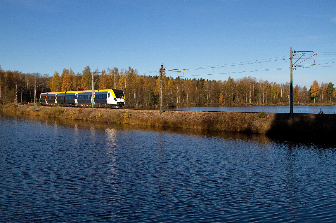En stor del av banan slingrar sig längs de långsträckta sjöarna Åmänningen och Barken samt flera mindre som här Nedre Hillen sydost om Ludvika. Foto i oktober 2010, Martin Oscarsson.