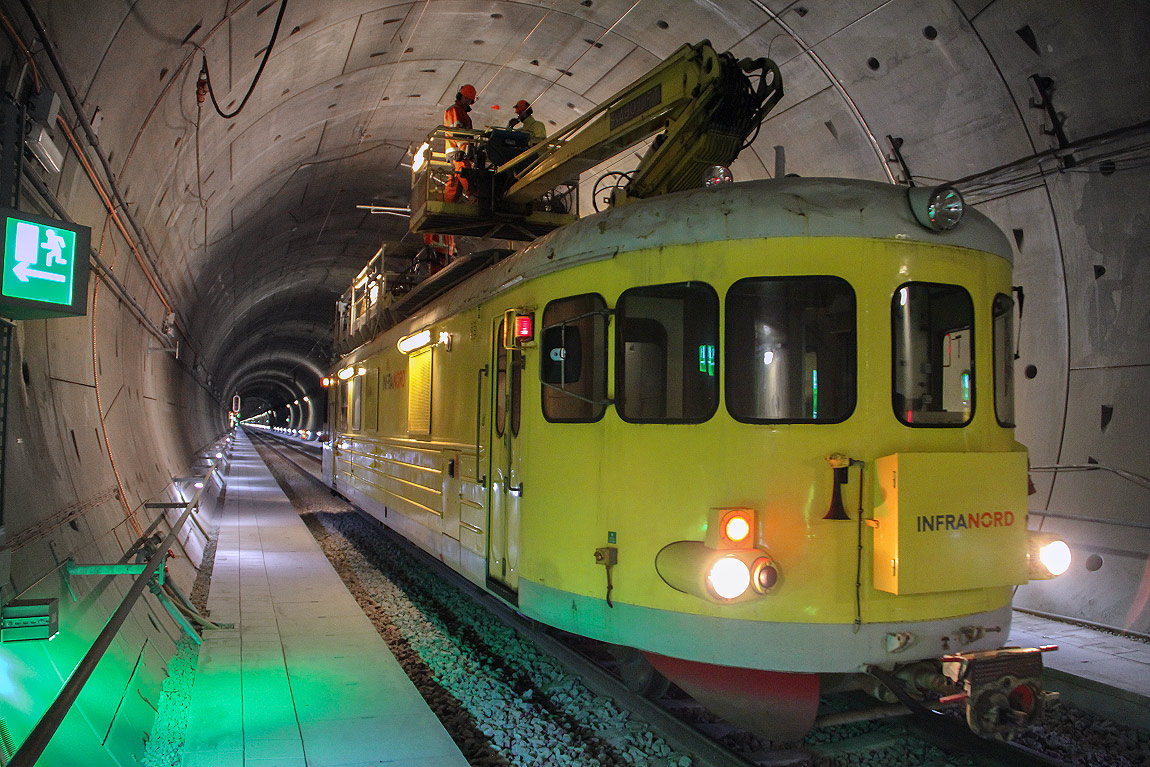 Kontaktledningsarbeten i ett av tunnelrören genom Hallandsåsen