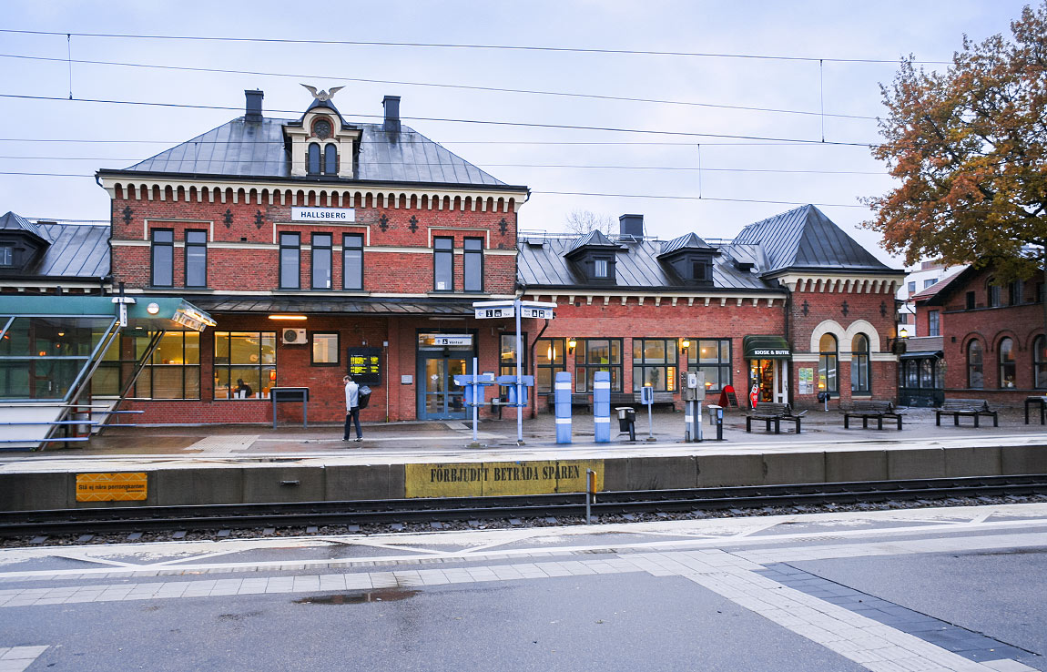 Det första stationshuset i Hallsberg blev snabbt för litet när stationens betydelse som järnvägsknut växte och ersattes av det nuvarande år 1886. Foto 2009, Frederik Tellerup.