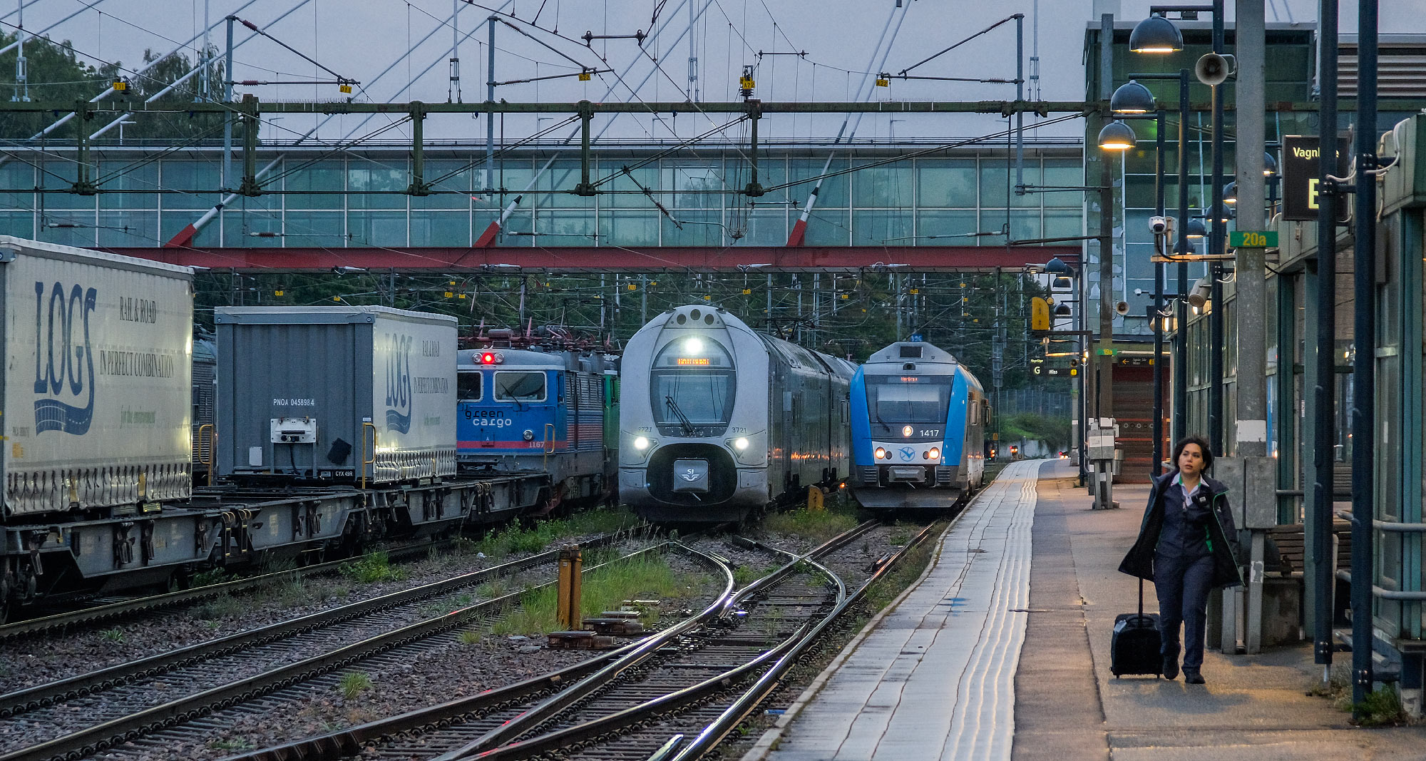 Godståg och persontåg mot Göteborg respektive Herrljunga i Hallsberg 2024