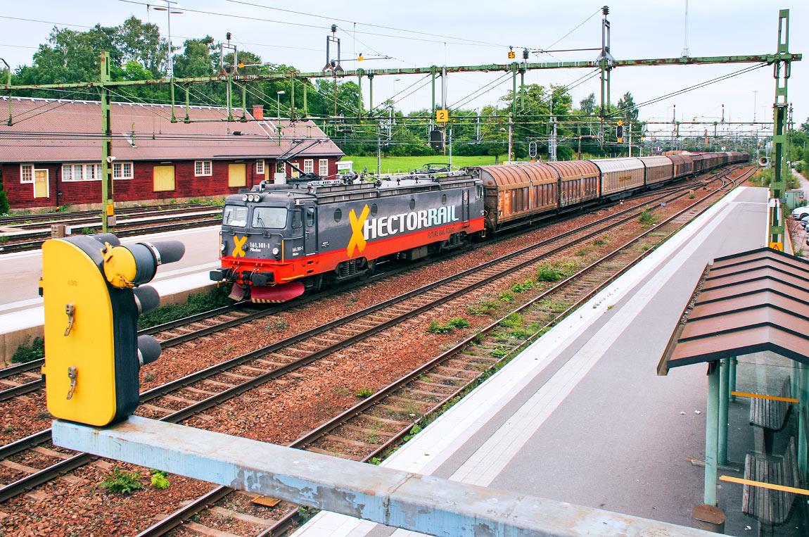 Bild: Ett Hector Rail-godståg draget av ett 161-lok passerar stationen i Hallsberg 2010