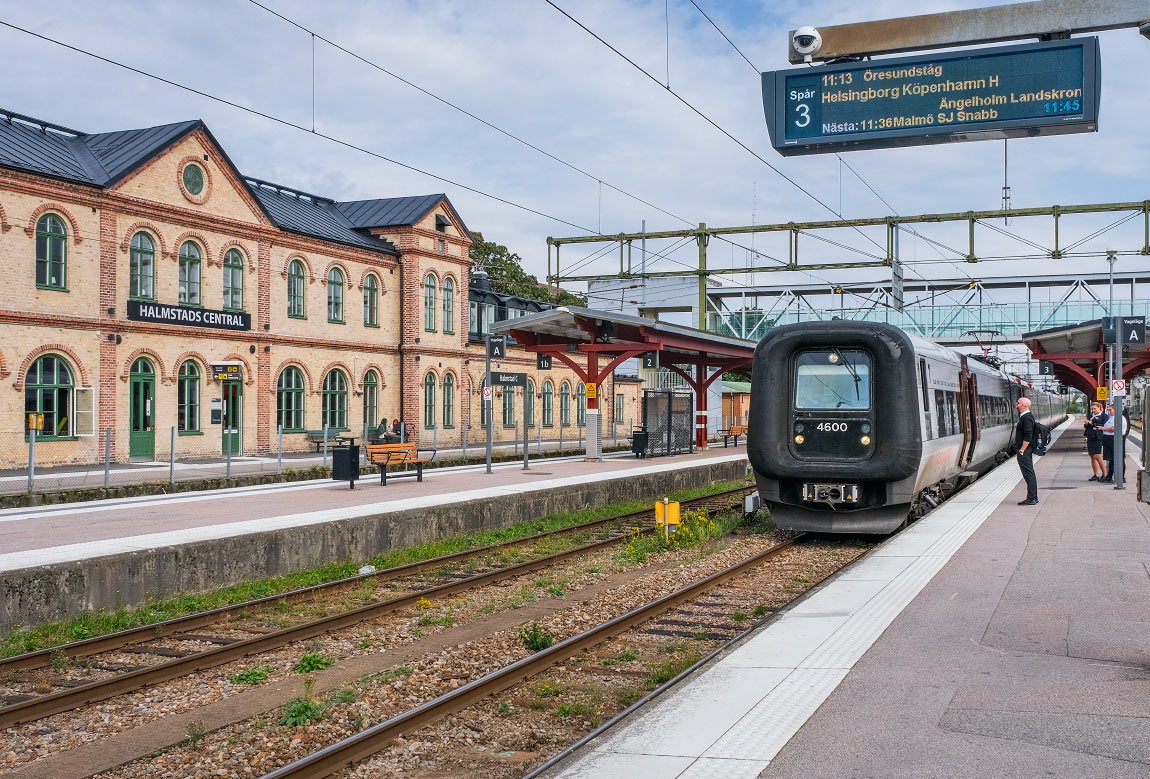 Öresundståg mot Malmö och Köpenhamn i Halmstad 2024
