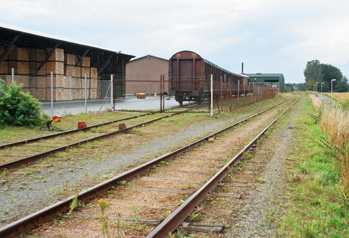 Bild: Godsvagnar på Tarketts lastspår i Hanaskog 2006