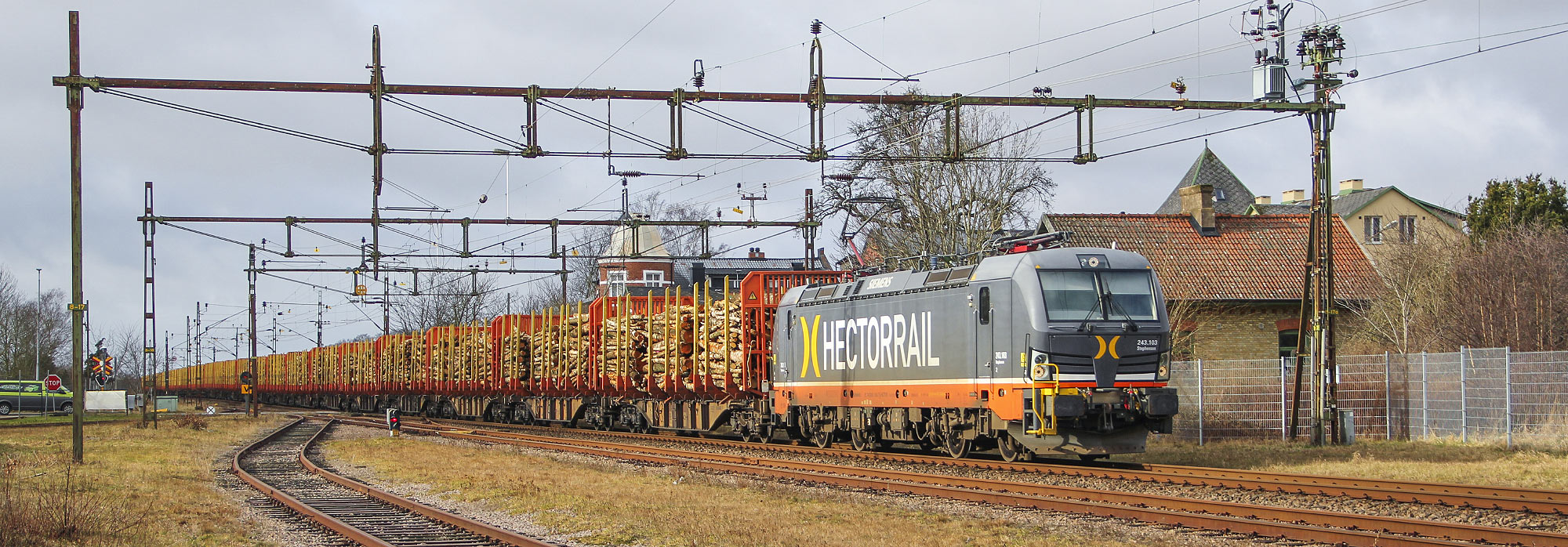 Hector Rail 243 103 med timmertåg mot Karlshamn i Hasslarp 2022