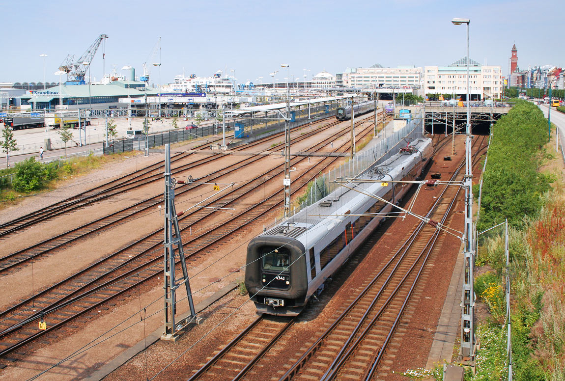 Södergående Öresundståg kommer upp ur tunneln vid Helsingborg C 5 juli 2005