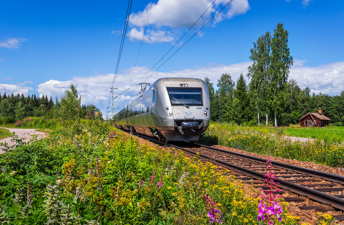 Bild: SJ snabbtåg Falun-Stockholm i form av X55 3360 öster om Hedemora 18 juli 2016