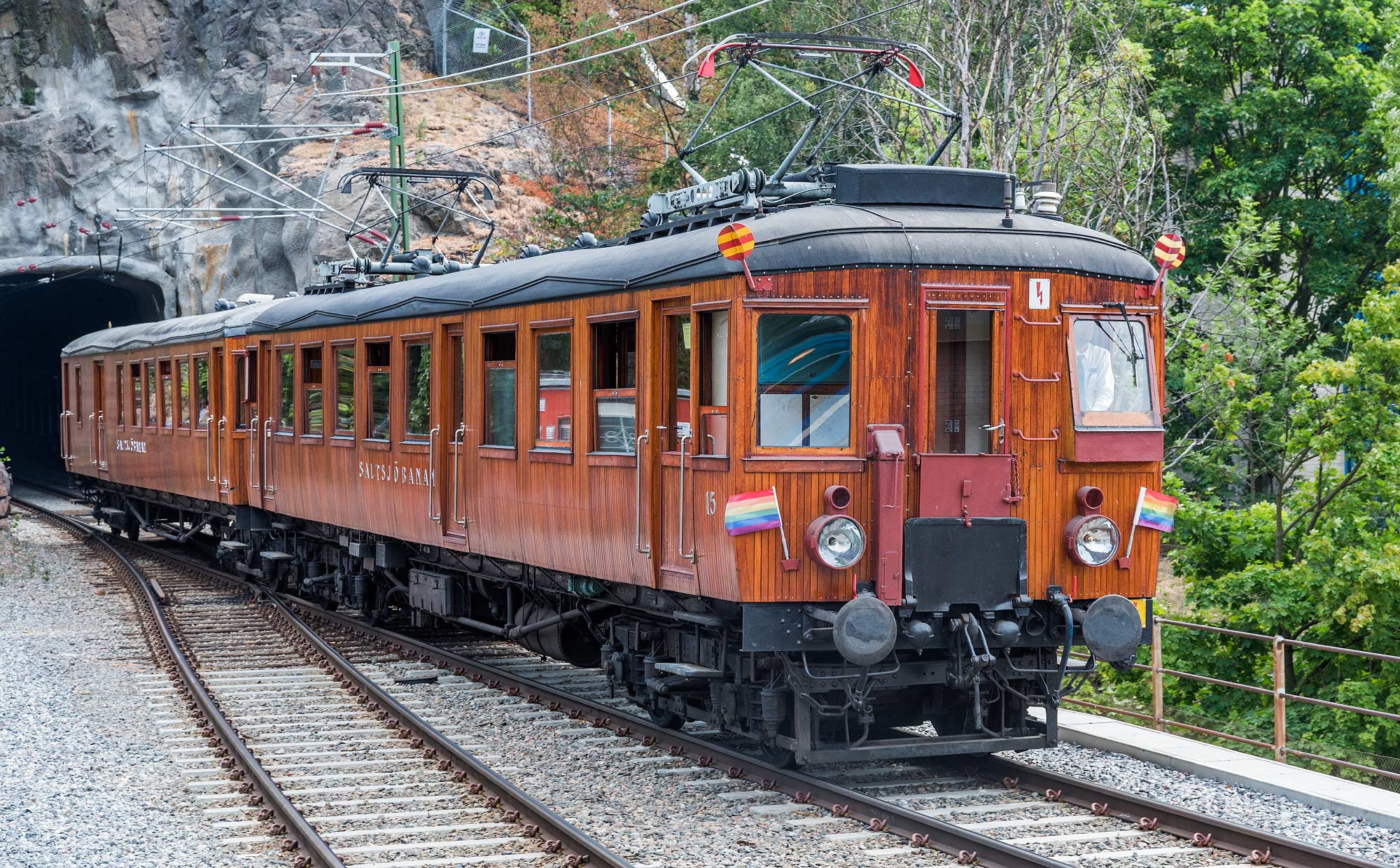 Bild: SSnJ motorvagn 15 och manövervagn 22 i Henriksdal 2018