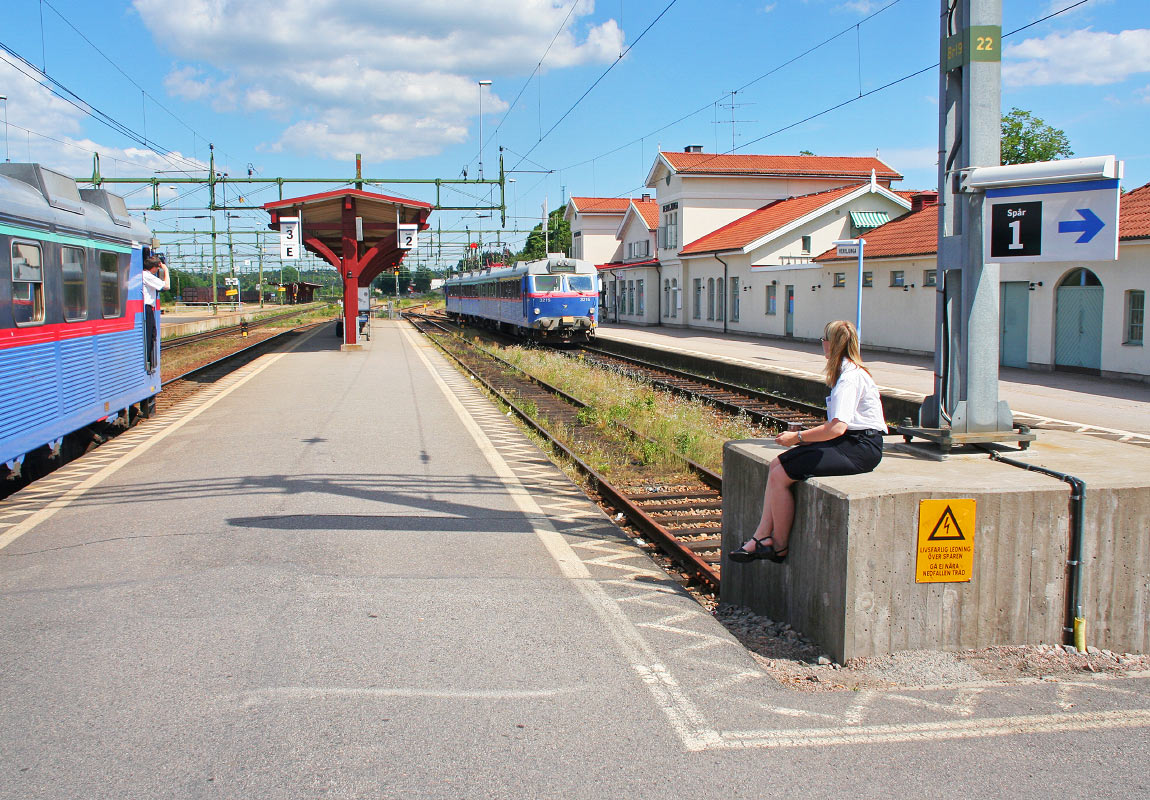 Bild: Tåg mot Uddevalla och Borås möts i Herrljunga 12 juli 2005