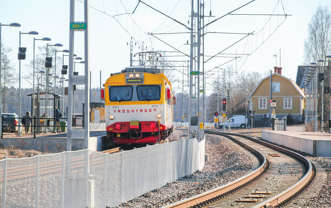 Bild: X11 3111 som tåg 8640 Karlskrona-Emmaboda gör uppehåll i Holmsjö 5 mars 2015