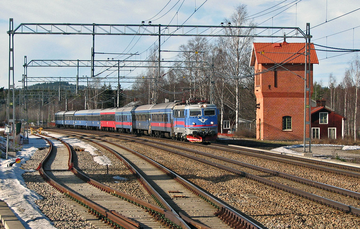 Ett InterCity-tåg Duved-Stockholm passerar det k-märkta vattentornet i Holmsveden. Foto i mars 2007, Jonny Goude.